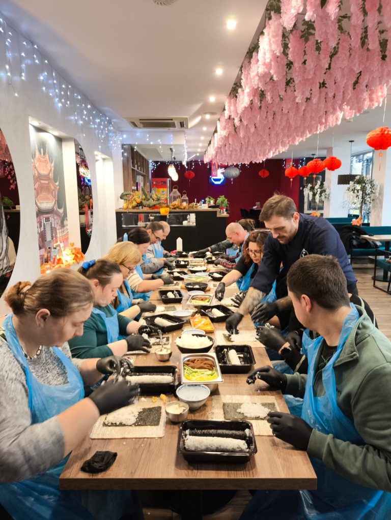 Read more about the article Warsztaty sushi z beneficjentami projektu „Akcja motywacja”