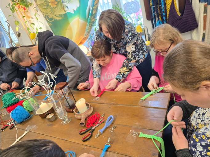 Read more about the article Mnóstwo pozytywnych emocji podczas warsztatów z makramy w projekcie „Akcja motywacja”