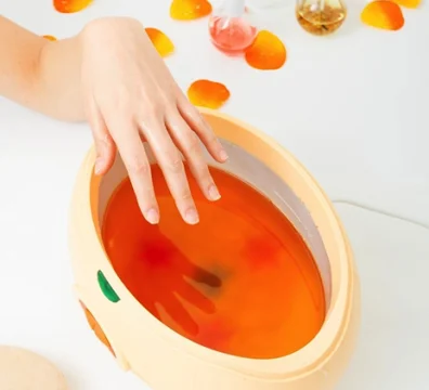 ZABIEG-PARAFINOWY-NA-DLONIE-~2